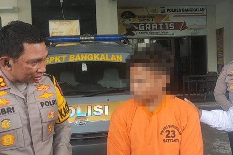 Kasus pencurian kendaraan bermotor (curanmor) kian meresahkan masyarakat, terutama di wilayah yang padat penduduk seperti Bangkalan, Madura. Baru-baru ini, aparat kepolisian setempat berhasil menangkap seorang pria yang terlibat dalam serangkaian aksi pencurian sepeda motor, di mana salah satunya merupakan milik anggota polisi. Kejadian ini menarik perhatian publik dan media, sebab mencerminkan betapa beraninya pelaku dalam menjalankan aksinya, bahkan terhadap kendaraan milik penegak hukum. Artikel ini akan membahas lebih dalam mengenai kasus pencurian tersebut, latar belakang pelaku, dampak dari tindakan kriminal ini, serta upaya penegakan hukum yang dilakukan oleh polisi di Bangkalan. 1. Kronologi Penangkapan Pelaku Pada tanggal yang belum lama ini, kepolisian Bangkalan menerima laporan mengenai hilangnya beberapa sepeda motor di berbagai lokasi. Dengan cepat, tim penyidik melakukan penyelidikan dan mengumpulkan informasi dari para saksi serta rekaman kamera pengawas. Upaya ini membuahkan hasil ketika polisi berhasil melacak jejak pelaku melalui ciri-ciri kendaraan yang digunakan untuk melarikan diri. Penangkapan dilakukan pada malam hari saat pelaku bersembunyi di sebuah rumah kosong. Dalam penggerebekan tersebut, polisi menemukan dua sepeda motor yang diduga hasil curian, salah satunya adalah milik anggota kepolisian yang sedang diparkir di halaman rumahnya. Setelah dilakukan interogasi, pelaku mengakui perbuatannya dan menjelaskan modus operandinya. Ia mengaku bahwa ia melakukan pencurian tersebut dengan mengincar sepeda motor yang terparkir di tempat-tempat sepi dan kurang pengawasan. Pelaku memanfaatkan keahlian dalam membuka kunci kendaraan untuk mencuri motor, dan untuk menghindari kecurigaan, ia sering berpindah-pindah lokasi. Aksi pencurian ini tidak hanya mengakibatkan kerugian material bagi pemilik kendaraan, tetapi juga menambah ketidaknyamanan dan ketakutan di kalangan masyarakat. Penangkapan ini menjadi sinyal bahwa upaya penegakan hukum di Bangkalan cukup serius dan bahwa para pelaku kejahatan tidak bisa bersembunyi lama dari tindakan tegas polisi. 2. Profil Pelaku dan Motif Pencurian Setelah penangkapan, pelaku yang berusia sekitar 30 tahun ini diidentifikasi sebagai seorang pengangguran. Dalam wawancara, ia mengungkapkan bahwa ia terdesak oleh keadaan ekonomi yang sulit, yang membuatnya nekat melakukan tindakan kriminal. Ia mengaku sebelumnya tidak memiliki catatan kriminal, namun tekanan finansial membuatnya melakukan pencurian sebagai satu-satunya jalan untuk memenuhi kebutuhan hidup sehari-hari. Pelaku juga menjelaskan bahwa ia tidak memiliki niat untuk mencuri kendaraan bermotor tertentu, melainkan hanya mencari objek yang mudah dijangkau dan terlihat tidak terawasi. Ia seringkali memilih sepeda motor yang terparkir di lokasi-lokasi yang sepi, seperti gang sempit atau halaman rumah yang tidak dijaga. Pelaku mengaku bahwa ia merencanakan aksinya secara spontan dan hanya membutuhkan waktu beberapa menit untuk mengeksekusi pencurian. Keberanian pelaku untuk mencuri motor milik polisi menunjukkan bahwa ia tidak takut akan konsekuensi dari perbuatannya, meskipun ia mengaku tidak tahu bahwa salah satu motor tersebut milik seorang anggota kepolisian. Hal ini menimbulkan pertanyaan tentang seberapa jauh pelaku berani mengambil risiko dan bagaimana kondisi mental serta moralnya dalam menjalani aksi kriminal ini. Masyarakat pun berhak untuk merasa aman dan nyaman, dan keberanian pelaku dalam mencuri motor milik polisi memberikan gambaran bahwa tindakan kriminal dapat terjadi di mana saja, bahkan di depan mata penegak hukum. 3. Dampak Tindakan Kriminal Terhadap Masyarakat Tindakan pencurian sepeda motor ini memberikan dampak yang cukup signifikan terhadap masyarakat, baik dari segi psikologis maupun ekonomi. Ketidakamanan dan ketidakpastian yang ditimbulkan oleh kejadian ini membuat masyarakat menjadi lebih waspada dan berhati-hati dalam memarkir kendaraan mereka. Banyak orang mulai melakukan berbagai cara untuk melindungi kendaraan mereka, seperti memasang alat pengaman tambahan, menyewa jasa pengawalan, hingga mengurangi frekuensi penggunaan sepeda motor. Dari segi ekonomi, pencurian kendaraan bermotor dapat menyebabkan kerugian finansial yang cukup besar bagi korban. Pemilik motor yang dicuri mungkin harus mengeluarkan biaya tambahan untuk pembelian sepeda motor baru, serta biaya untuk mengurus dokumen dan laporan kepolisian. Selain itu, ada pula kerugian dari hilangnya pendapatan, terutama bagi mereka yang mengandalkan kendaraan untuk mata pencaharian sehari-hari, seperti ojek atau kurir. Di sisi lain, meningkatnya angka pencurian juga memicu perhatian dari pemerintah dan pihak kepolisian untuk meningkatkan pengawasan dan keamanan di lingkungan masyarakat. Mereka berusaha untuk menciptakan program-program pencegahan yang melibatkan partisipasi masyarakat, seperti patroli lingkungan dan sosialisasi mengenai cara melindungi kendaraan. Kolaborasi antara pihak kepolisian dan masyarakat diharapkan dapat mengurangi angka kejahatan dan menciptakan rasa aman bagi semua. 4. Upaya Penegakan Hukum dan Pencegahan Kejahatan Setelah penangkapan pelaku, kepolisian Bangkalan melanjutkan investigasi untuk mengungkap jaringan pencurian yang mungkin ada di balik aksi ini. Pihak kepolisian berkomitmen untuk tidak hanya menghukum pelaku, tetapi juga mencegah terulangnya kejadian serupa di masa mendatang. Berbagai langkah diambil untuk memperkuat sistem keamanan, antara lain dengan meningkatkan patroli di wilayah-wilayah rawan pencurian, serta bekerja sama dengan pihak-pihak terkait untuk memperbaiki infrastruktur keamanan. Polisi juga aktif melakukan sosialisasi kepada masyarakat tentang pentingnya menjaga keamanan kendaraan. Mereka mendorong setiap pemilik sepeda motor untuk memasang perangkat pelindung tambahan, seperti alarm atau GPS, serta membiasakan diri memarkir kendaraan di tempat yang lebih aman dan terang. Selain itu, masyarakat diimbau untuk segera melapor jika melihat aktivitas mencurigakan di lingkungan sekitar. Penegakan hukum yang lebih tegas juga menjadi prioritas, di mana pelaku kejahatan diharapkan mendapatkan hukuman yang setimpal dengan perbuatannya. Dengan memberikan efek jera bagi pelaku lain, diharapkan aksi pencurian kendaraan bermotor dapat ditekan. Polisi juga berupaya untuk membangun kepercayaan masyarakat terhadap institusi penegakan hukum, sehingga masyarakat merasa lebih nyaman untuk berkolaborasi dalam upaya menjaga keamanan lingkungan.