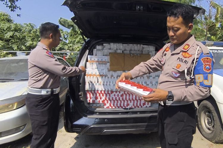 Kejadian mengejutkan terjadi di Bangkalan, Madura ketika sebuah mobil yang mengangkut rokok ilegal berusaha melarikan diri dari kejaran aparat kepolisian. Dalam upaya pelarian ini, kendaraan tersebut mengalami kecelakaan fatal dengan menabrak sebuah pohon. Kejadian ini bukan hanya mengindikasikan persoalan serius terkait peredaran barang ilegal, tetapi juga menunjukkan risiko yang dihadapi oleh pelanggar hukum saat berhadapan dengan penegakan hukum. Artikel ini akan membahas secara mendalam tentang insiden ini, mulai dari proses pengejaran polisi, dampak sosial dan ekonomi dari peredaran rokok ilegal, hingga tanggapan masyarakat terhadap tindakan kepolisian. Proses Pengejaran Polisi Proses pengejaran yang dilakukan oleh polisi terhadap mobil yang diduga mengangkut rokok ilegal di Bangkalan menggambarkan ketegangan yang sering terjadi dalam penegakan hukum. Polisi, yang menerima laporan mengenai adanya mobil mencurigakan, segera melakukan pengejaran setelah melihat kendaraan tersebut melaju dengan kecepatan tinggi. Dalam situasi ini, polisi menggunakan berbagai metode untuk menghentikan kendaraan, termasuk memeriksa plat nomor dan menggunakan sirene untuk menarik perhatian pengemudi. Pada awalnya, pengemudi tampak tidak mengindahkan peringatan yang diberikan oleh polisi. Alih-alih berhenti, mobil tersebut semakin menggila dan melaju dengan kecepatan ekstrem. Kejadian ini bukanlah yang pertama kalinya terjadi, dan menunjukkan betapa berbahayanya tindakan melawan hukum yang dilakukan oleh pelanggar. Upaya pengejaran ini tentu saja melibatkan banyak risiko, baik bagi pengemudi kendaraan yang melarikan diri maupun bagi anggota polisi yang terlibat. Saat mobil tersebut berusaha melarikan diri, situasi menjadi semakin berbahaya. Pengemudi berusaha melakukan manuver berbahaya untuk menghindari polisi, namun pada akhirnya, dia tidak mampu mengendalikan kendaraannya. Di tengah kecepatan tinggi dan situasi yang semakin tidak terkendali, mobil akhirnya menabrak pohon. Kejadian ini menandakan bahwa pelarian dari penegakan hukum bukanlah solusi, melainkan jalan menuju masalah yang lebih besar. Dampak Sosial dan Ekonomi dari Rokok Ilegal Peredaran rokok ilegal sudah menjadi persoalan kronis di Indonesia, khususnya di daerah-daerah yang memiliki akses mudah ke jalur distribusi. Rokok ilegal tidak hanya merugikan negara dari segi pendapatan pajak, tetapi juga berdampak pada kesehatan masyarakat. Tidak jarang, rokok yang beredar di pasar ilegal tidak memenuhi standar kesehatan dan keamanan yang ditetapkan oleh pemerintah. Dari segi ekonomi, peredaran rokok ilegal mempengaruhi para pelaku usaha yang menjual rokok secara resmi. Mereka harus bersaing dengan harga yang ditawarkan oleh produk ilegal, yang biasanya jauh lebih murah karena tidak dikenakan pajak. Hal ini menciptakan ketidakadilan dalam persaingan bisnis dan berujung pada kerugian bagi para pengusaha legal. Di sisi lain, peredaran rokok ilegal juga menimbulkan efek negatif pada masyarakat. Banyak konsumen yang tidak menyadari bahwa mereka sedang membeli produk ilegal yang berpotensi membahayakan kesehatan. Berita tentang penangkapan atau kecelakaan yang melibatkan rokok ilegal seharusnya menjadi perhatian bagi semua pihak, termasuk masyarakat, untuk lebih bijak dalam memilih produk yang akan dikonsumsi. Tanggapan Masyarakat Terhadap Tindakan Kepolisian Setelah kejadian tabrakan mobil rokok ilegal di Bangkalan, reaksi masyarakat beragam. Beberapa pihak menyambut positif tindakan cepat yang diambil oleh polisi untuk menangkap pelanggar hukum. Banyak warga yang merasa bahwa tindakan tegas diperlukan untuk menanggulangi peredaran barang ilegal yang sudah meresahkan. Namun, di sisi lain, ada juga yang mengkritik cara penegakan hukum yang dilakukan. Beberapa warga berpendapat bahwa tindakan kepolisian terkadang terlalu agresif, yang dapat berpotensi membahayakan nyawa orang lain, terutama di area yang padat penduduk. Mereka berharap agar tindakan kepolisian lebih mengutamakan keselamatan masyarakat, dan mencari jalan lain untuk menegakkan hukum tanpa harus melibatkan pengejaran yang membahayakan. Masyarakat juga berharap agar pemerintah dapat lebih proaktif dalam menangani masalah peredaran rokok ilegal. Salah satu cara yang diusulkan adalah dengan mengedukasi masyarakat tentang bahaya rokok ilegal dan dampaknya terhadap kesehatan. Upaya ini dapat dilakukan melalui kampanye informasi dan sosialisasi kepada masyarakat luas. Kesimpulan dan Harapan untuk Penegakan Hukum Kejadian dikejar polisi, mobil rokok ilegal menabrak pohon di Bangkalan memberikan pelajaran berharga tentang pentingnya penegakan hukum yang efektif dan bijaksana. Meskipun tindakan yang dilakukan oleh polisi patut diacungi jempol, masyarakat juga perlu memahami bahwa penegakan hukum tidak hanya sekadar menindak pelanggar, tetapi juga melibatkan edukasi dan pencegahan. Harapan ke depan adalah agar pemerintah dan kepolisian dapat bekerja sama untuk menanggulangi peredaran rokok ilegal dengan lebih komprehensif. Penegakan hukum harus diimbangi dengan upaya preventif agar masyarakat dapat lebih memahami dan menghargai hukum yang ada. Dengan demikian, diharapkan permasalahan ini dapat teratasi dan masyarakat dapat hidup dalam lingkungan yang lebih aman dan sehat.