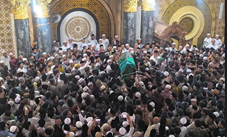 Kehilangan tokoh-tokoh besar dalam masyarakat seringkali meninggalkan duka mendalam dan pengaruh yang panjang. Salah satu tokoh yang baru saja berpulang adalah Kiai Zubair Muntashor, seorang ulama terkemuka yang merupakan cicit dari Syaikhona Kholil Bangkalan, seorang walisongo yang sangat dihormati di Indonesia. Kiai Zubair tidak hanya dikenal sebagai pemimpin spiritual, tetapi juga sebagai sosok yang berperan penting dalam pengembangan pendidikan dan pesantren di Indonesia. Artikel ini akan mengupas lebih dalam mengenai kehidupan, kontribusi, dan warisan yang ditinggalkan oleh Kiai Zubair Muntashor. I. Jejak Sejarah Kiai Zubair Muntashor Kiai Zubair Muntashor lahir dalam keluarga yang memiliki tradisi keilmuan yang kuat. Sebagai cicit Syaikhona Kholil, Kiai Zubair tumbuh dalam lingkungan yang kental dengan nilai-nilai Islam. Sejak kecil, ia sudah diperkenalkan pada pembelajaran agama, mengaji, dan nilai-nilai moral yang diajarkan oleh kakeknya. Seiring berjalannya waktu, Kiai Zubair melanjutkan pendidikan formal dan non-formal, mendalami berbagai disiplin ilmu agama, termasuk tafsir, hadis, fiqh, dan tasawuf. Kiai Zubair juga dikenal sebagai seorang pemimpin yang bijaksana. Ia sering diundang untuk memberikan ceramah di berbagai acara, baik di tingkat lokal maupun nasional. Dalam setiap pembicaraannya, Kiai Zubair selalu menekankan pentingnya toleransi antarumat beragama serta persatuan dalam keberagaman. Ia menjadi jembatan antara berbagai kalangan, baik di dalam maupun luar pesantren. Selama masa hidupnya, Kiai Zubair banyak berkontribusi terhadap pengembangan pendidikan pesantren. Ia mendirikan beberapa lembaga pendidikan yang mengedepankan kurikulum modern tanpa meninggalkan akar tradisional. Dengan visi untuk menciptakan generasi yang tidak hanya paham agama tetapi juga memiliki kemampuan akademik yang baik, Kiai Zubair menjadikan pesantrennya sebagai pusat pendidikan yang dihormati. Kehadiran Kiai Zubair dalam masyarakat tidak hanya terbatas pada ranah keagamaan. Ia juga aktif dalam kegiatan sosial, memberikan bantuan kepada mereka yang membutuhkan, serta terlibat dalam berbagai kegiatan kemanusiaan. Kiai Zubair juga dikenal sebagai sosok yang peduli terhadap lingkungan, mendorong masyarakat untuk menjaga alam dan lingkungan sekitar. II. Kontribusi Kiai Zubair dalam Pendidikan Pesantren Kontribusi Kiai Zubair dalam bidang pendidikan pesantren sangat signifikan. Ia menyadari bahwa pendidikan adalah kunci untuk membangun masyarakat yang sejahtera dan beradab. Dengan semangat tersebut, Kiai Zubair menciptakan beragam program pendidikan yang inovatif di pesantrennya. Salah satu inovasi yang diperkenalkan adalah integrasi antara ilmu agama dan ilmu pengetahuan umum. Kiai Zubair berupaya agar santri tidak hanya belajar tentang kitab kuning, tetapi juga mampu beradaptasi dengan perkembangan zaman. Ia mendirikan program-program studi yang meliputi bahasa Inggris, komputer, dan sains, yang semuanya dirancang untuk menyiapkan santri agar mampu bersaing di dunia modern tanpa kehilangan identitas keislaman mereka. Di bawah kepemimpinannya, banyak santri yang berhasil melanjutkan pendidikan ke perguruan tinggi ternama baik di dalam maupun luar negeri. Kiai Zubair selalu menekankan pentingnya pendidikan sebagai sarana untuk menyebarkan nilai-nilai Islam yang rahmatan lil alamin. Melalui pendidikan, ia berharap santri-santri dapat menjadi agen perubahan yang mampu membawa masyarakat menuju kemajuan. Selain itu, Kiai Zubair juga mengadakan pelatihan dan seminar bagi para pendidik. Ia meyakini bahwa kualitas pendidikan sangat bergantung pada kualitas pengajarnya. Dengan memberikan pelatihan yang memadai, Kiai Zubair berupaya meningkatkan kompetensi guru-guru di pesantren, sehingga mereka dapat memberikan pengajaran yang lebih efektif dan menyenangkan bagi santri. Kiai Zubair juga berkomitmen untuk memberikan akses pendidikan bagi anak-anak yang kurang mampu di sekitar pesantren. Ia sering mengadakan program beasiswa dan membantu mereka yang memiliki potensi namun terhalang oleh kondisi ekonomi. Dengan cara tersebut, Kiai Zubair berusaha menciptakan keadilan sosial melalui pendidikan. III. Warisan yang Ditinggalkan Kiai Zubair Muntashor Kehidupan dan karya Kiai Zubair Muntashor akan selalu dikenang oleh generasi mendatang. Warisan yang ditinggalkannya tidak hanya berupa lembaga pendidikan yang dibangunnya, tetapi juga nilai-nilai kebaikan dan kebijaksanaan yang telah ia tanamkan dalam benak para santri dan masyarakat. Prinsip-prinsip yang ia ajarkan, seperti kejujuran, kerja keras, dan rasa kepedulian terhadap sesama, kini menjadi bekal bagi banyak orang dalam menjalani kehidupan sehari-hari. Salah satu aspek penting dari warisan Kiai Zubair adalah dukungannya terhadap dialog antaragama. Ia sering mengajak masyarakat untuk saling menghormati dan memahami perbedaan yang ada. Melalui kegiatan dialog ini, Kiai Zubair berharap dapat menciptakan suasana damai dan harmonis di tengah masyarakat yang plural. Keberhasilan Kiai Zubair dalam membangun jembatan antarumat beragama akan terus dikenang dan dijadikan teladan oleh banyak orang. Sebagai seorang ulama, ia berhasil menunjukkan bahwa Islam adalah agama yang mengajarkan cinta kasih dan toleransi, bukan kekerasan atau diskriminasi. Warisan ini menjadi penting bagi generasi muda untuk terus dijaga dan diteruskan. Di samping itu, banyak santri yang berhasil menjadi tokoh masyarakat, pendidik, dan pemimpin berkat bimbingan Kiai Zubair. Mereka kini menyebarkan ajaran dan nilai-nilai yang telah diajarkan oleh Kiai Zubair kepada generasi selanjutnya. Dengan begitu, pengaruh Kiai Zubair akan terus hidup, meskipun ia kini telah wafat. IV. Mengenang Kiai Zubair Muntashor Kehilangan Kiai Zubair Muntashor adalah kehilangan yang sangat besar bagi masyarakat, terutama bagi keluarga besar pesantren. Banyak yang merasa kehilangan sosok yang selalu memberikan inspirasi dan kebijaksanaan. Dalam mengenang Kiai Zubair, berbagai acara pengajian dan tahlilan diadakan untuk mendoakan dan merayakan hidupnya yang penuh makna. Setiap tahun, pesantren mengadakan acara mengenang Kiai Zubair, yang diisi dengan ceramah, pembacaan doa, dan diskusi tentang nilai-nilai yang dia ajarkan. Acara ini dihadiri oleh santri, alumni, serta masyarakat umum yang merasa terinspirasi oleh perjuangan dan dedikasinya. Selain itu, banyak tulisan dan buku yang ditulis tentang pemikiran dan karya-karya Kiai Zubair. Ini menjadi salah satu cara untuk mengenang dan mengabadikan warisan intelektualnya agar tetap hidup dan dapat diakses oleh generasi mendatang. Dengan cara ini, pemikiran-pemikiran Kiai Zubair akan terus berkontribusi bagi pengembangan masyarakat dan pendidikan Islam di Indonesia. Masyarakat juga diingatkan untuk terus meneruskan perjuangan Kiai Zubair dalam membangun pendidikan dan toleransi di tengah masyarakat. Setiap individu diharapkan dapat mengambil inspirasi dari perjuangannya dan menjadikannya sebagai motivasi untuk berkontribusi positif bagi lingkungan sekitar.